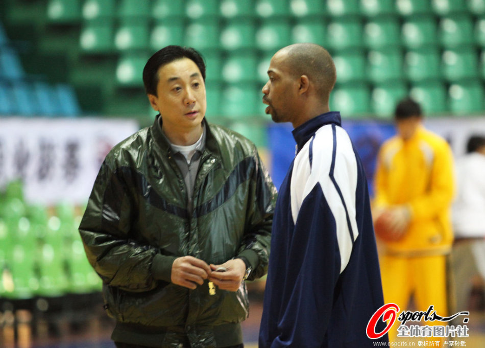 [流言板]阿門(mén)連續2場(chǎng)比賽20+15籃板，過(guò)去6場(chǎng)比賽場(chǎng)均11籃板