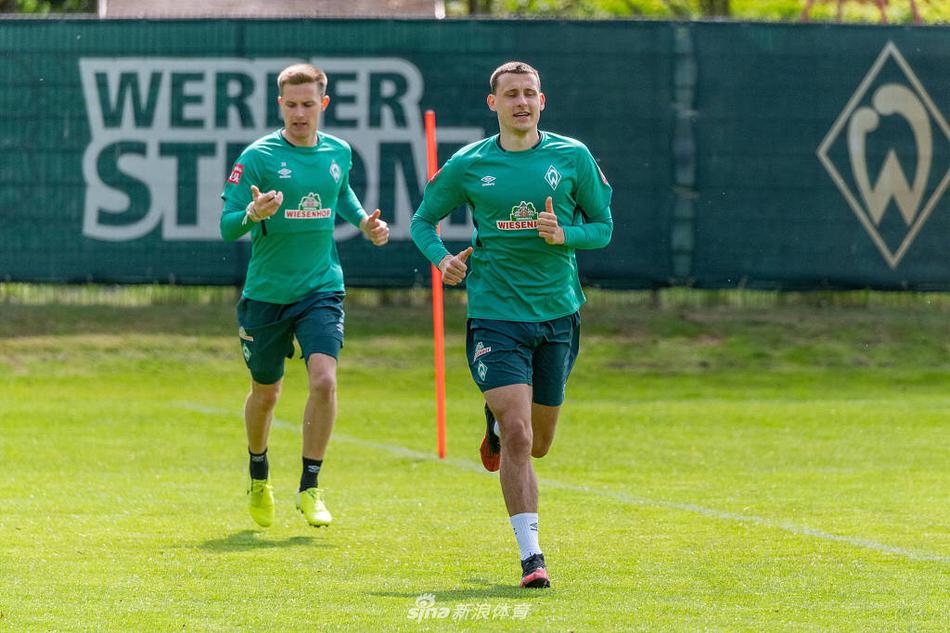 手感冰涼！杰倫·約翰遜半場(chǎng)10中2僅拿6分2板6助1斷 次節5中0