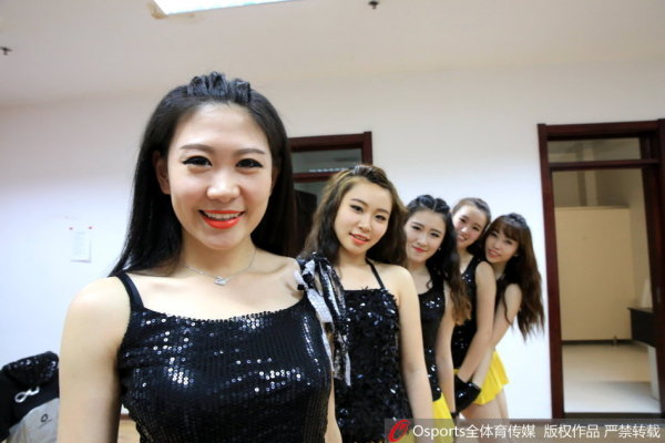 紐約城球員奧尼爾防守中打到梅西臉部，裁判沒(méi)表示