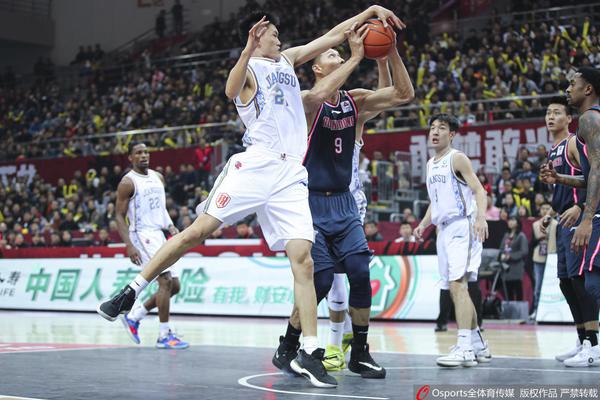 [流言板]止住頹勢！倫納德突破晃過(guò)奧尼爾防守挑籃，快船迫近比分