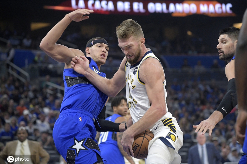 虎撲01月08日訊 今日NBA常規賽太陽(yáng)對陣黃蜂的比賽正在進(jìn)行中。比賽第三節，布克借掩護急停命中干拔跳投，18投12中得到31分。