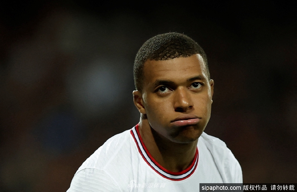 世體：萊萬(wàn)賽后被拍到一瘸一拐離開(kāi)球場(chǎng)，球員右腳踝受傷明顯