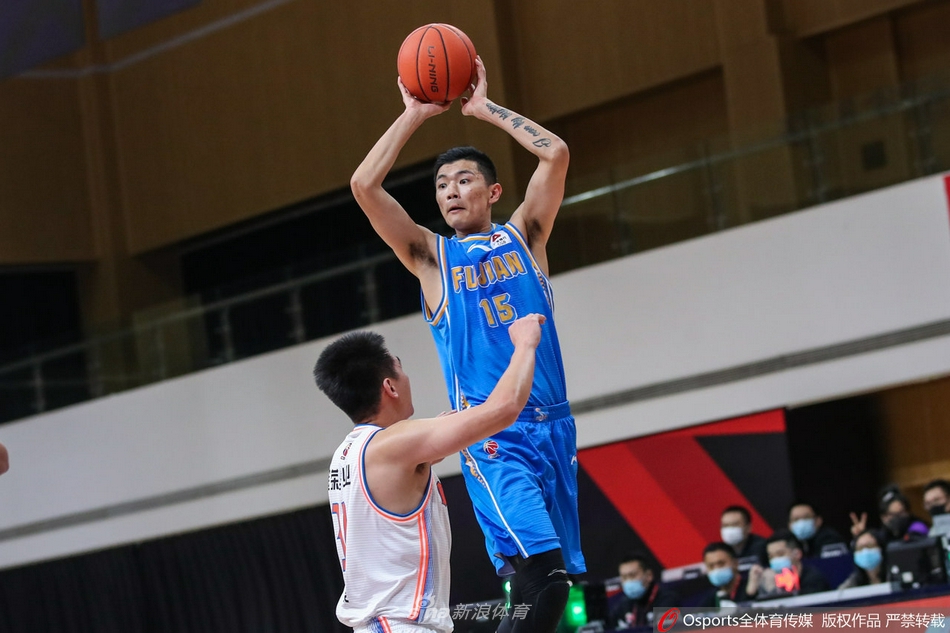 攻防占優(yōu)！莫布利籃下強吃哈滕打成2+1，隨后防守端成功限制