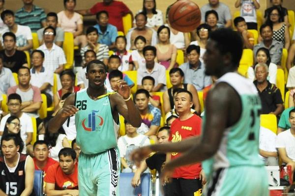 心疼壞了！內馬爾2歲小女兒被保安扔球砸頭+痛哭，內馬爾光速復仇