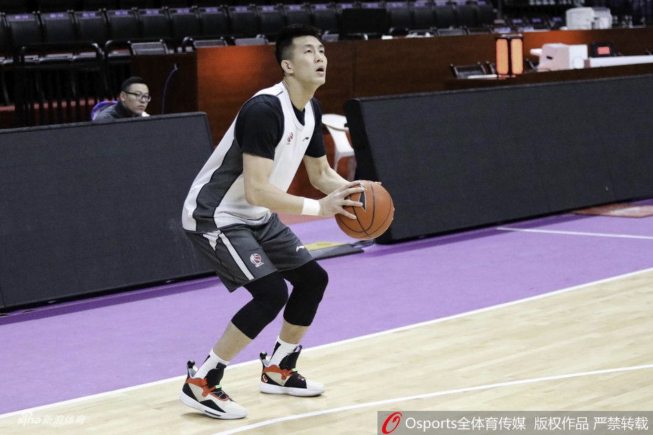 虎撲02月11日訊 今日NBA常規賽獨行俠對陣國王的比賽正在進(jìn)行中。比賽第二節，蒙克弧頂送出助攻，拉文高高躍起完成空接砸扣。