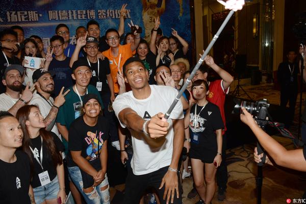 連續四場(chǎng)三雙！杰倫·約翰遜17中5拿到12分10板12助1斷1帽