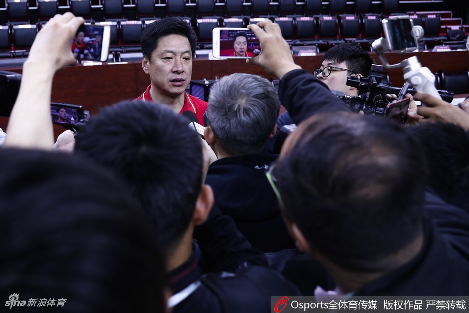 [流言板]找到手感！庫里三分強投命中連續得分，勇士領(lǐng)先活塞18分