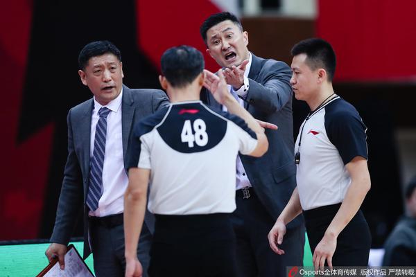 直播吧9月28日訊 球衣號碼專(zhuān)家Etienne Catalan今日報道，老將樂(lè )福新賽季將身披爵士的42號戰袍。爵士42號的上一任主人，是2004年的湯姆-古格里奧塔。樂(lè )福在森林狼和熱火時(shí)期都身穿42號