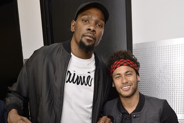 [流言板]發(fā)揮出色！庫里上半場(chǎng)12投7中，砍下20分4籃板2蓋帽