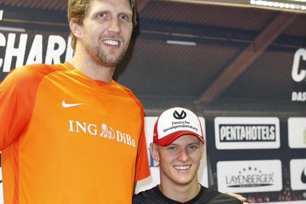 費迪南德：巴因德?tīng)枦](méi)有給我帶來(lái)足夠的信心，他必須習慣身體對抗