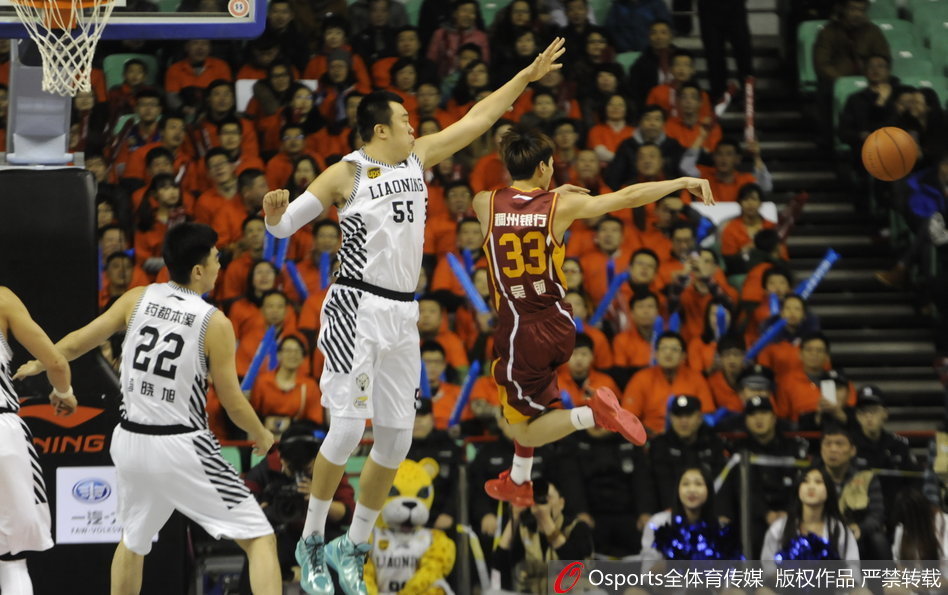 直播吧10月27日訊 NBA常規賽，黃蜂半場(chǎng)51-62落后奇才。上半場(chǎng)比賽，三球進(jìn)攻端里突外投加上沖擊扛起球隊，首節轟下15分的他次節繼續支撐，出戰19分鐘，15中7，三分8中2，罰球7中7砍下23分