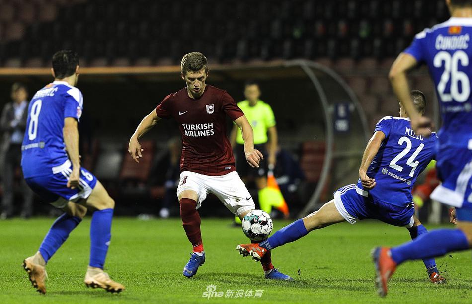 “密謀”什么好事？庫里和愛(ài)德華茲賽后擁抱熱聊