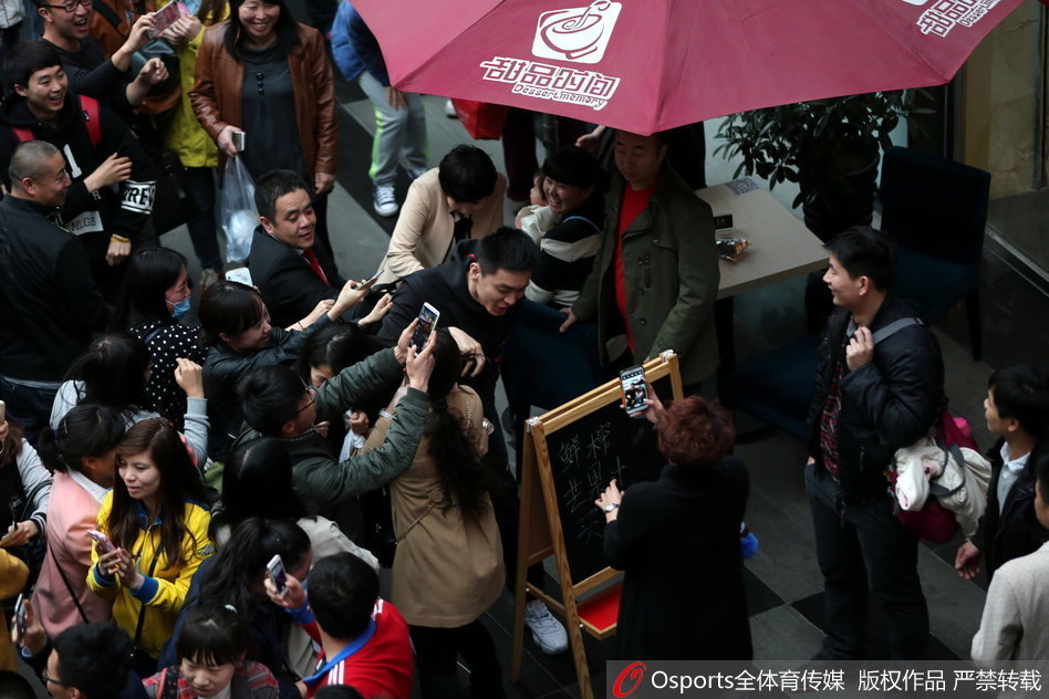 維金斯：鮑威爾每天都展現出了統治力 他是非凡的天才球員