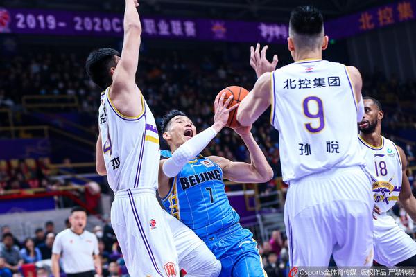 虎撲02月11日訊 NBA常規賽湖人對陣爵士的比賽正在進(jìn)行中。第四節比賽中，科林斯投籃落地踩腳摔倒，裁判吹罰杰米森一級惡意犯規。