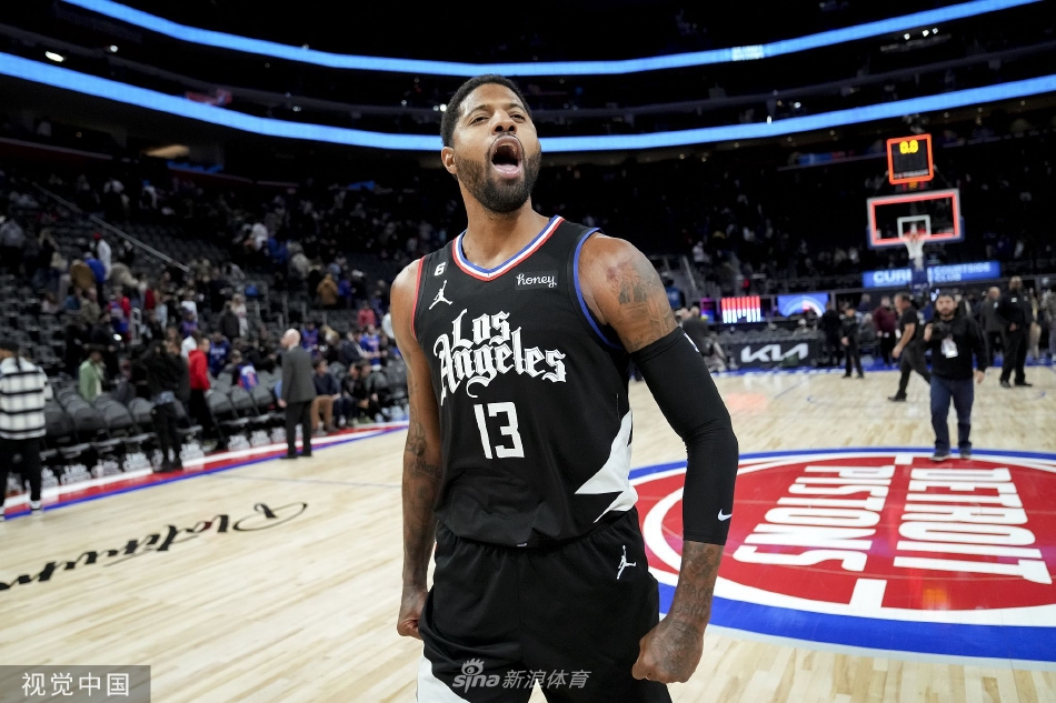 世體：萊萬(wàn)賽后被拍到一瘸一拐離開(kāi)球場(chǎng)，球員右腳踝受傷明顯