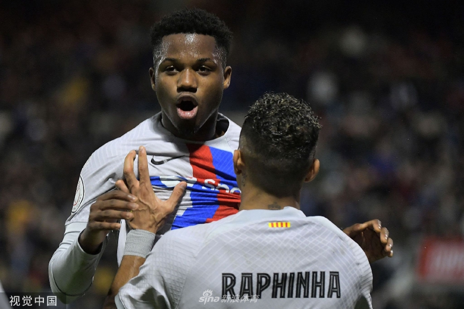 勢不可擋！西亞卡姆迎著(zhù)鮑爾干拔命中三分，步行者領(lǐng)先20分