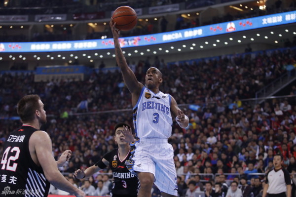 小克雷格·波特反擊扛著(zhù)人硬上 拉松斜刺殺出左手排球大帽！