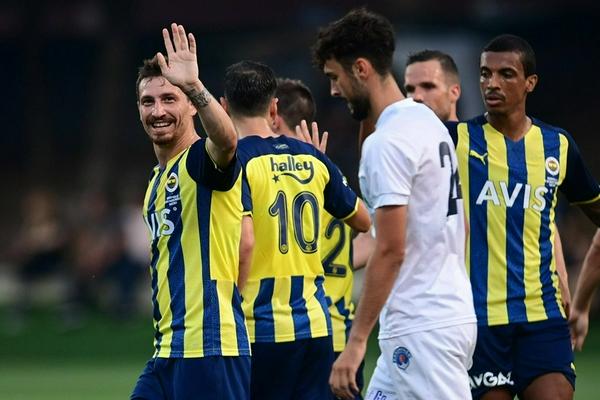 切爾西對陣狼隊，藍軍舊將登巴巴來(lái)到斯坦福橋現場(chǎng)觀(guān)戰